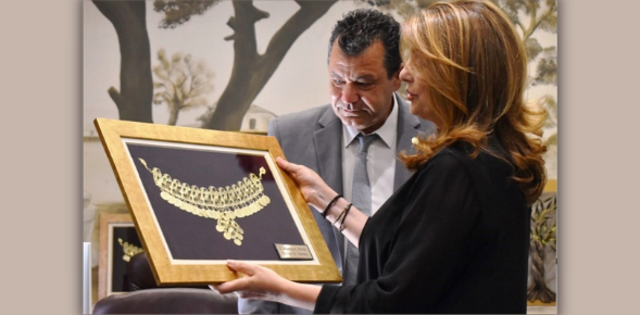 Η κα Γκερέκου περιεργάζεται το  γιορντάνι της αρβανίτικης φορεσιάς, που έλαβε ως δώρο από τον Δήμαρχο Φυλής, Χρ. Παππού.