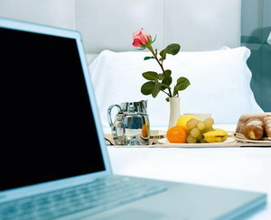 Laptop in hotel room Mikenopa
