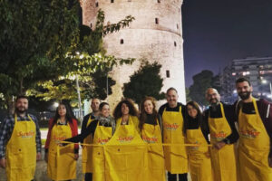 Οι Ισραηλινοί δημοσιογράφοι απολαμβάνουν το street food της Θεσσαλονίκης